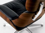 Кресло Lounge Chair невероятно комфортно: кожаные подушки обволакивают