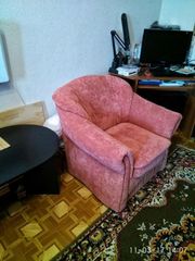 Продам полный комплект мягкой мебели: мягкий уголок,  кресло и пуфик