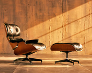 Луцк Кресло Eames Lounge Chair с оттоманкой для ног белая кожа/орех яс